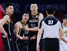 雷火电竞-辽东金雕队对阵皖江雷霆队，F1总决赛险胜，内线统治篮板——教练团队居功至伟(综艺快乐划水国家夸我居功至伟小说)